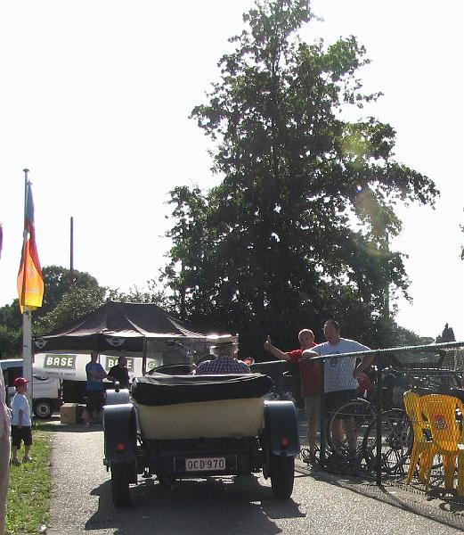 Prijsuitreiking voor de mooiste, oudste, speciaalste en de auto die van het verst kwam,  verschillende leden van MG Club Limburg vielen in de prijzen, kijk maar (25).JPG